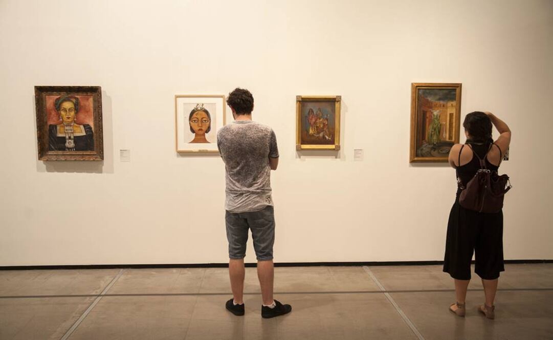 FOTO: Visitantes observando obras que componen la exposición "Frida Kahlo-Conexiones entre mujeres surrealistas en México" en el Instituto Tomie Otake en Sao Paulo (Brasil). FOTO: Sebastião Moreira/EFE.