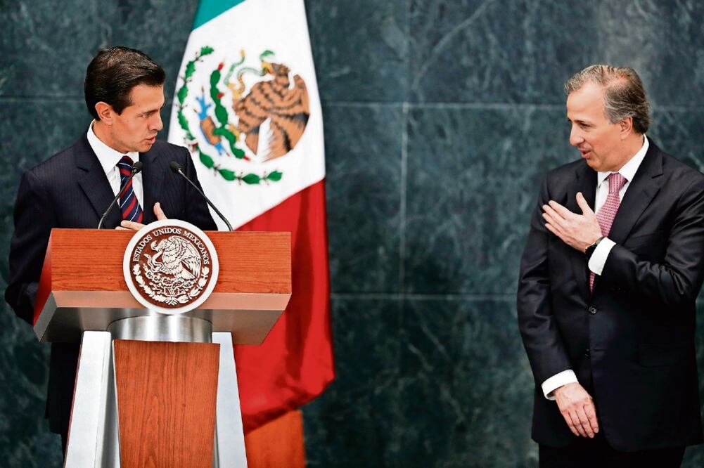 El presidente Enrique Peña Nieto, y José Antonio Meade, nuevo secretario de Hacienda, durante el discurso en el que anunció el cambio (DARÍO LÓPEZ. AP)