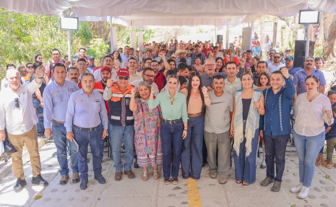 La gobernadora encabeza entrega de camino artesanal en Guerrero. Foto: Especial.