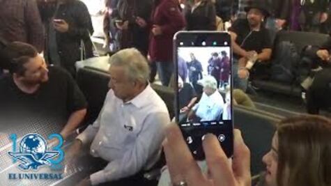 AMLO viaja a Chihuahua; pasajeros hacen fila para tomarse fotos con él