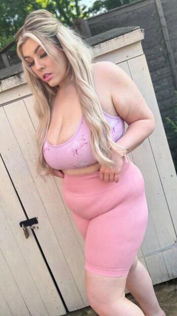 Una mujer de 30 años presume sus curvas y desata furia en redes 