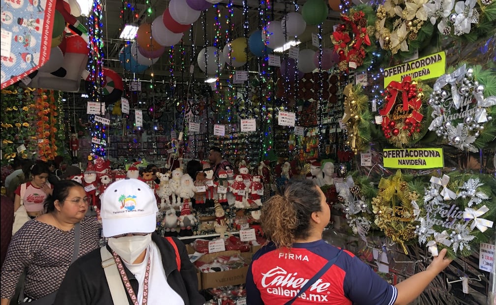 Capitalinos acuden a calles del Centro Histórico para comprar artículos navideños, inflables para las fachadas de la casa y árboles de Navidad en la Ciudad de México, el 2 de diciembre de 2025. Foto: Diego Simón Sánchez/EL UNIVERSAL