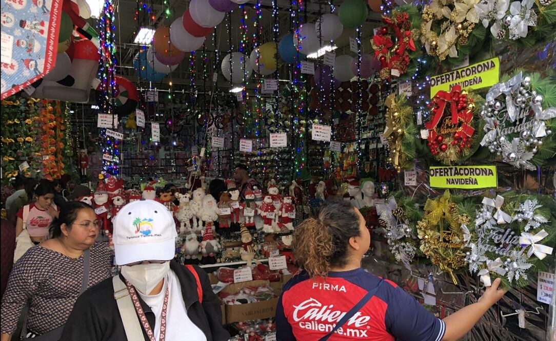 Capitalinos acuden a calles del Centro Histórico para comprar artículos navideños, inflables para las fachadas de la casa y árboles de Navidad en la Ciudad de México, el 2 de diciembre de 2025. Foto: Diego Simón Sánchez/EL UNIVERSAL