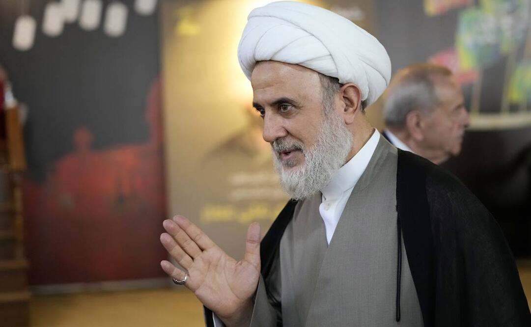 El funcionario de Hezbolá, el jeque Nabil Kaouk, recibe sus condolencias por la muerte del hijo del legislador de Hezbolá. Foto:AP