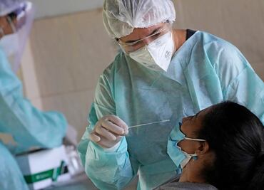 "Existe el riesgo de que surja otra variante más transmisible y más mortal que ómicron": OMS