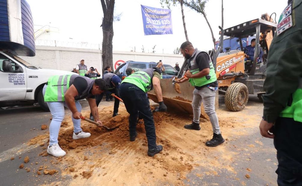 Movilización de cuerpos de emergencia tras el reporte de un intenso olor a hidrocarburo. Foto: Especial