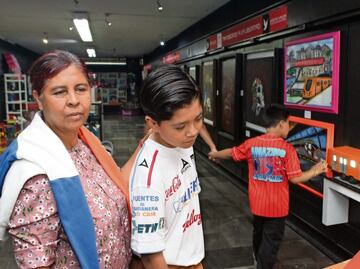 Reclusos exponen su arte en el Metro