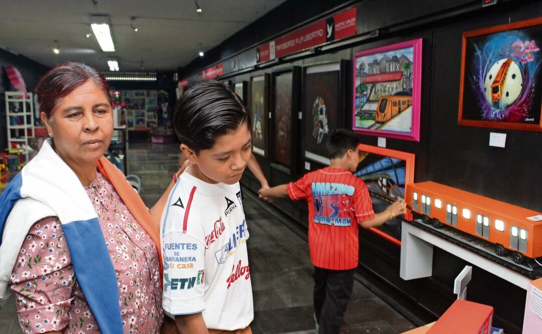 Usuarios del Metro pueden ver pinturas y piezas de arte. Foto: Francisco Rodríguez / EL UNIVERSAL
