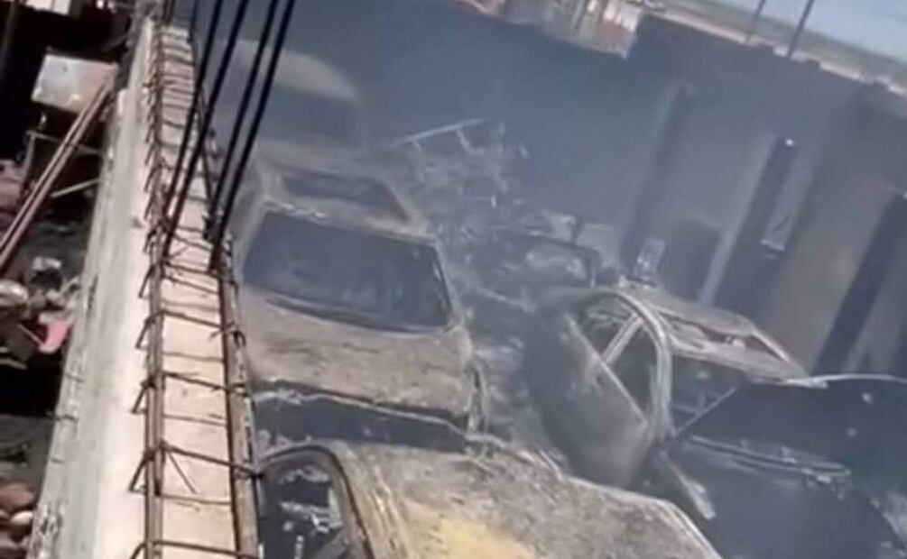 Incendio de varios vehículos en el municipio de Comondú, Baja California Sur (05/06/2025). Foto: Cortesía / Arturo Corona