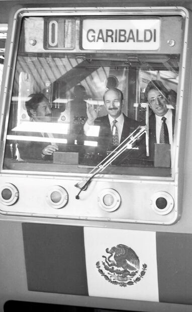 El presidente Carlos Salinas de Gortari en la cabina del primer tren que avanzó por la Línea 8. El primer viaje de la Línea 8 partió a las 13:30 de aquel 20 de julio, hace 30 años. Foto: Archivo EL UNIVERSAL.