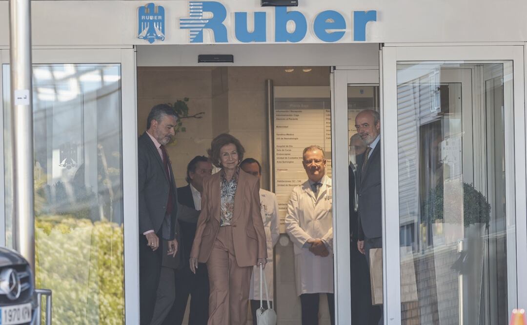 La reina Sofía a su salida este sábado de la clínica Ruber Internacional de Madrid donde ha permanecido ingresada por cuatro días debido a una infección del tracto urinario. Foto: EFE