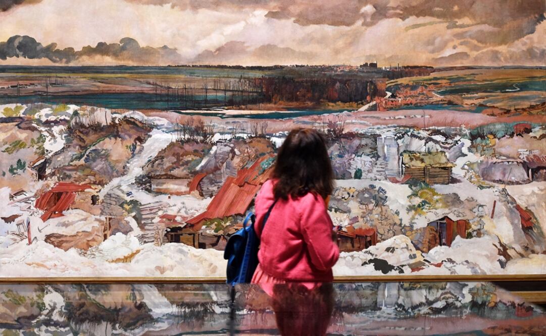 Una mujer observa la obra titulada "La antigua primera línea alemana", del artista británico Charles Sims. Foto: EFE/ Facundo Arrizabalaga