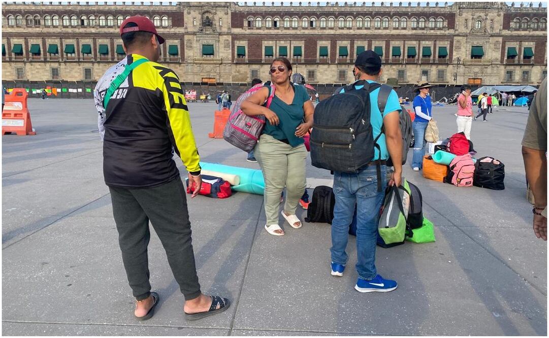 Maestros de la CNTE que mantenían un plantón en el Zócalo comienzan a retirar sus casas de campaña. Foto: Valente Rosas/EL UNIVERSAL