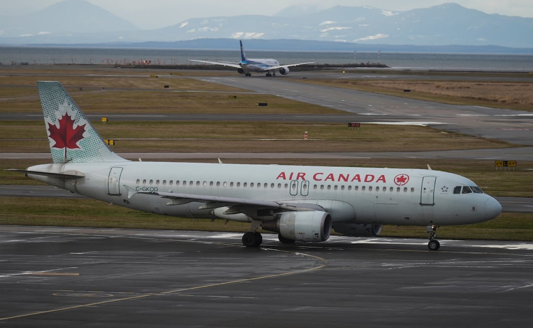 Un avión de Air Canada rueda en el Aeropuerto Internacional de Vancouver. Foto: AP