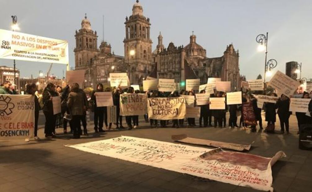 “Plazas sí, despidos no”, piden trabajadores y estudiantes del INAH en Palacio Nacional