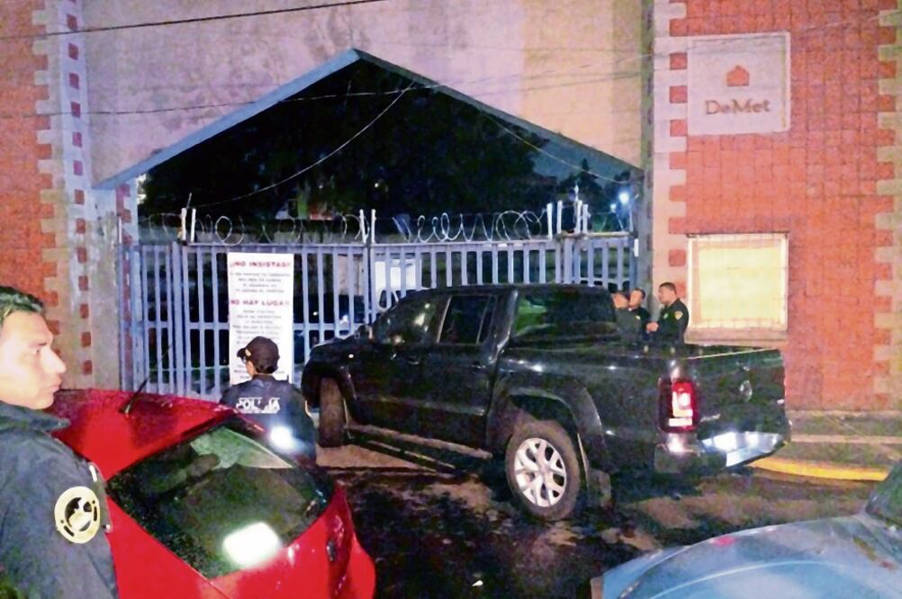 Ráfaga. La pulga y dos hombres más, esperaban para ingresar a la unidad habitacional Demet cuando fueron atacados a balazos desde otro auto. Foto: LUIS CARBAYO. CUARTOSCURO