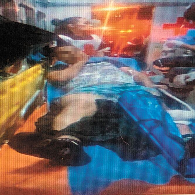 Paramédicos de la Cruz Roja atendieron a los lesionados, quienes fueron trasladados a diversos hospitales de la zona. FOTOS: ESPECIAL