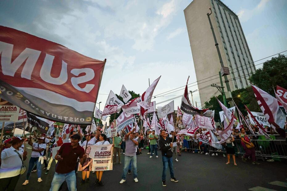 Simpatizantes de Morena, el domingo antes de iniciar el debate presidencial en el Centro Cultural Universitario Tlatelolco. Foto: Diego Simón Sánchez | El Universal