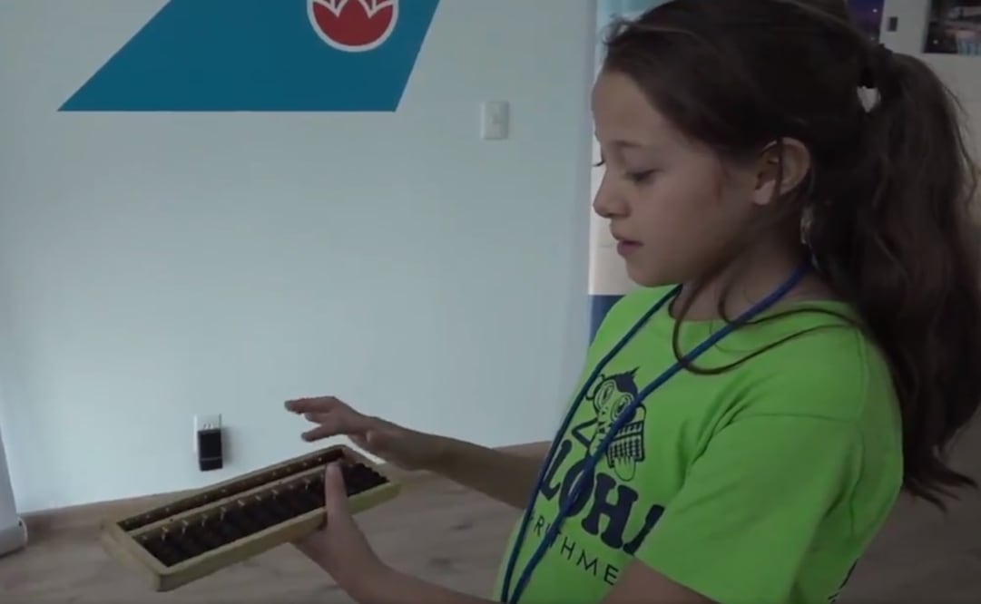 Samantha Moreno showing her skills with an abacus – Photo: Screenshot of the video taken from China Xinhua Español Twitter account