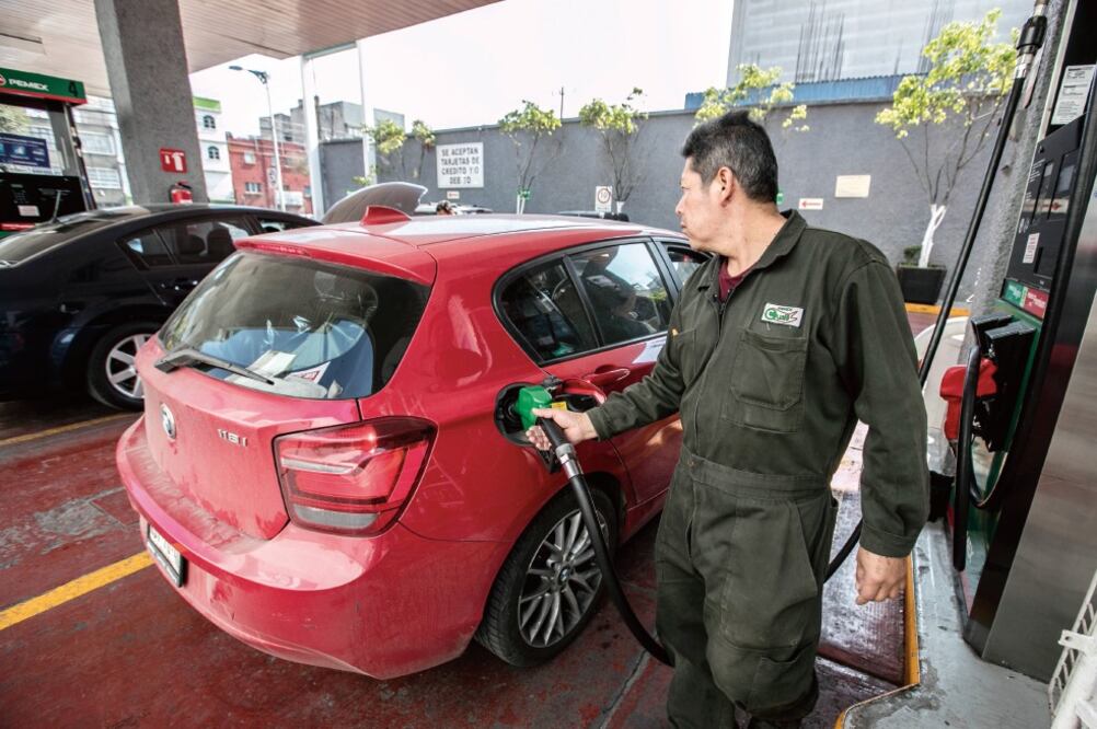 Esta es la segunda vez que el gobierno frena el proceso de liberalización del precio de combustibles, luego de hacerlo el pasado 3 de febrero (ARCHIVO EL UNIVERSAL)