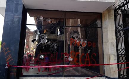 Presuntos normalistas vandalizan Congreso del Estado de Chiapas