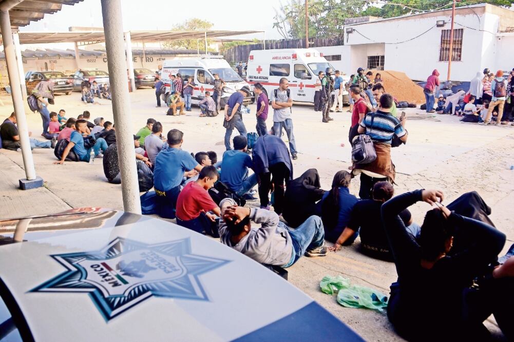 Atienden a indocumentados. Los extranjeros fueron llevados a las instalaciones del Instituto Nacional de Migración en Veracruz, donde se les brindó atención. (ARCHIVO. EL UNIVERSAL)