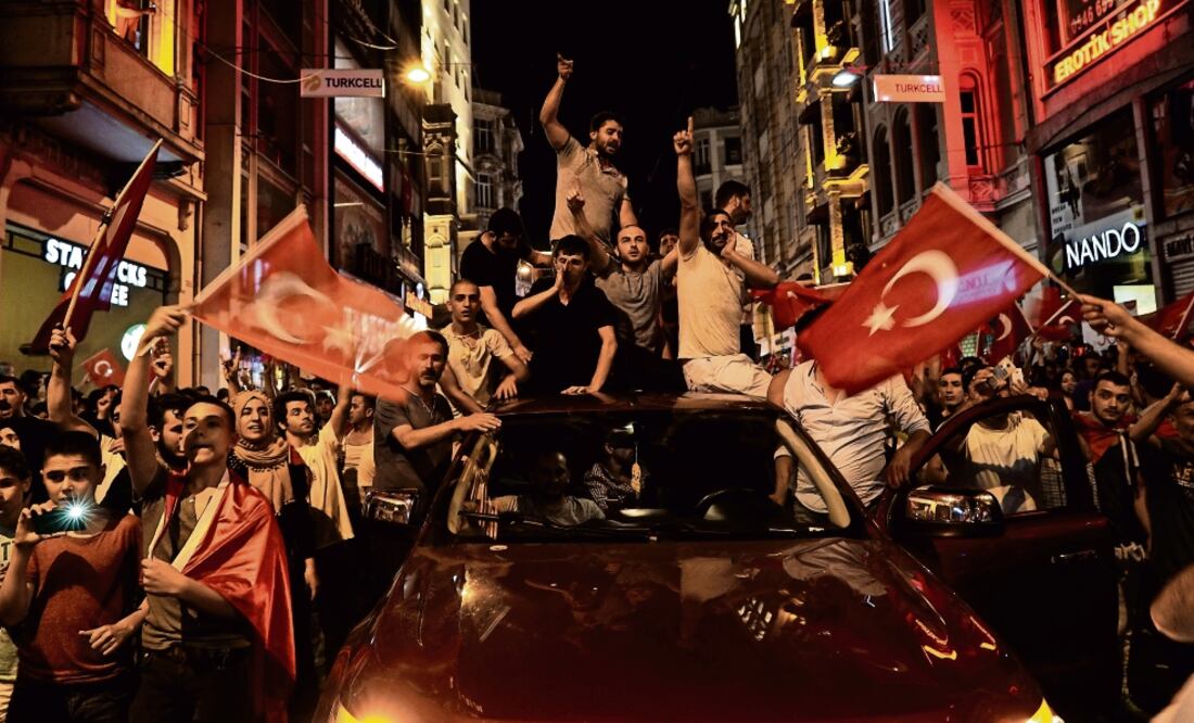 La gente salió ayer a las calles de Estambul para celebrar que lograron contener el golpe de Estado y manifestar su apoyo al gobierno de Recep Tayyip Erdogan (BRAM JANSSEN. AP)