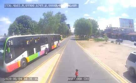 Captan en video a niño a punto de ser atropellado por Mexibús