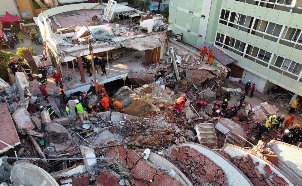 Bomberos y rescatistas buscan sobrevivientes entre los escombros del hotel Dubrovnik parcialmente derrumbado, en Villa Gesell, Argentina, el miércoles 30 de octubre de 2024. Foto: AP