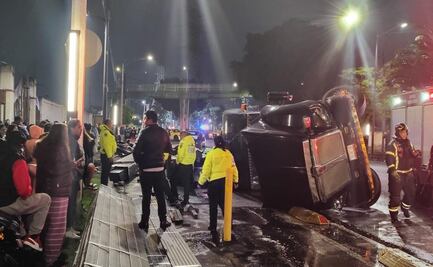 Volcadura de tráiler moviliza a cuerpos de emergencia en Iztapalapa; dos personas fueron atendidas en el lugar