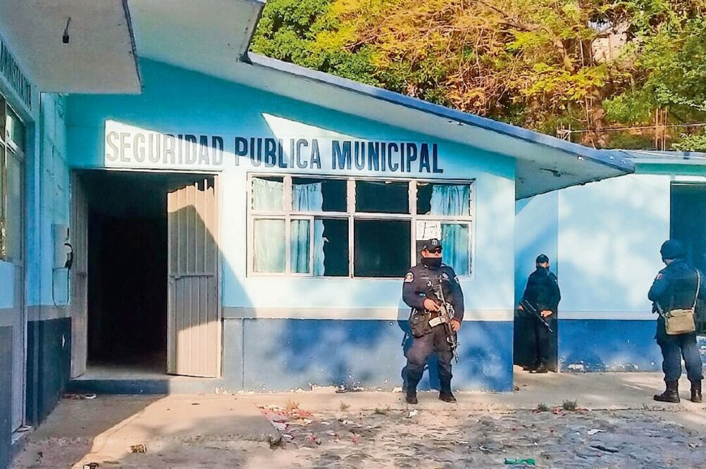 Agentes estatales y federales, así como elementos del Ejército resguardan la s instalaciones de la policía municipal en la capital de Guerrero (ESPECIAL)