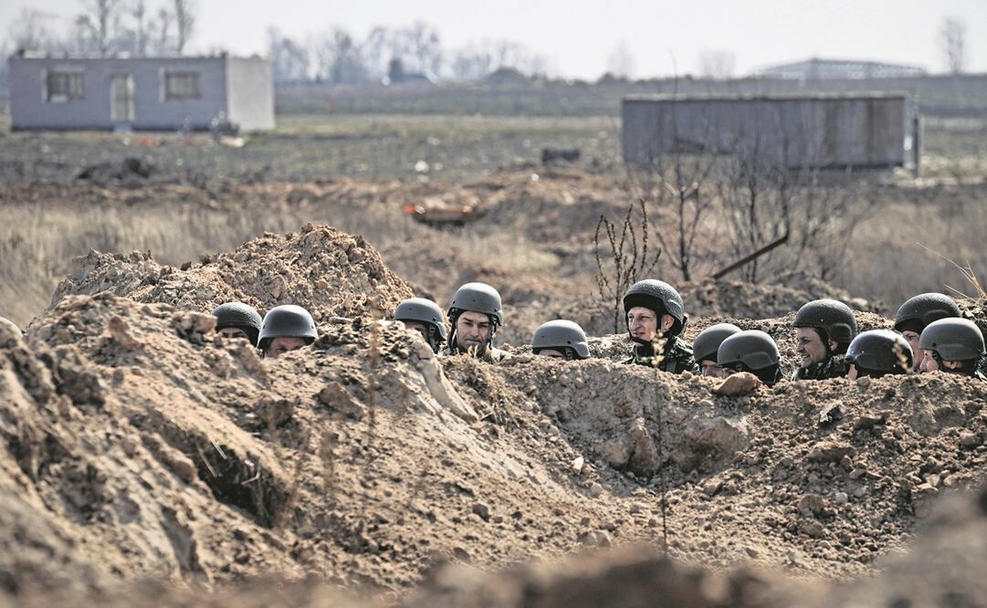Militares ucranianos ayer en trincheras en el norte de la capital, Kiev. Foto: Vadim Ghirda. AP
