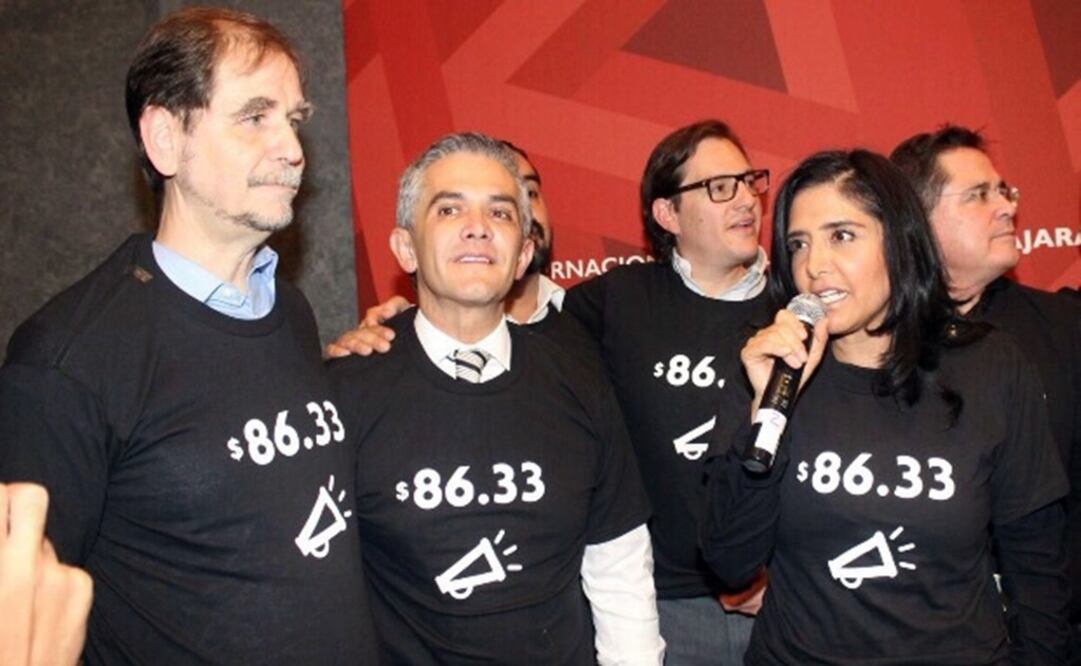Mancera y el líder nacional del PRD, Agustín Basave, se pusieron la camiseta "86.33", la próxima meta de recuperación salarial. /Especial