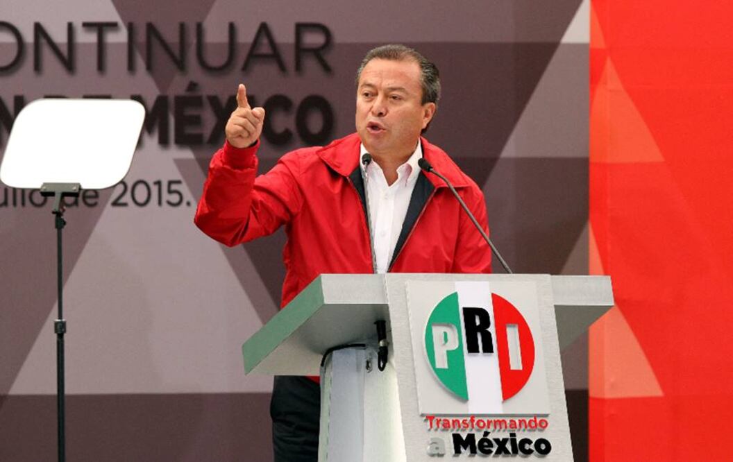 César Camacho, antecesor de Manlio Fabio Beltrones, fue quien más tiempo pasó en los aires en los últimos 18 meses al frente del PRI (Archivo / EL UNIVERSAL)