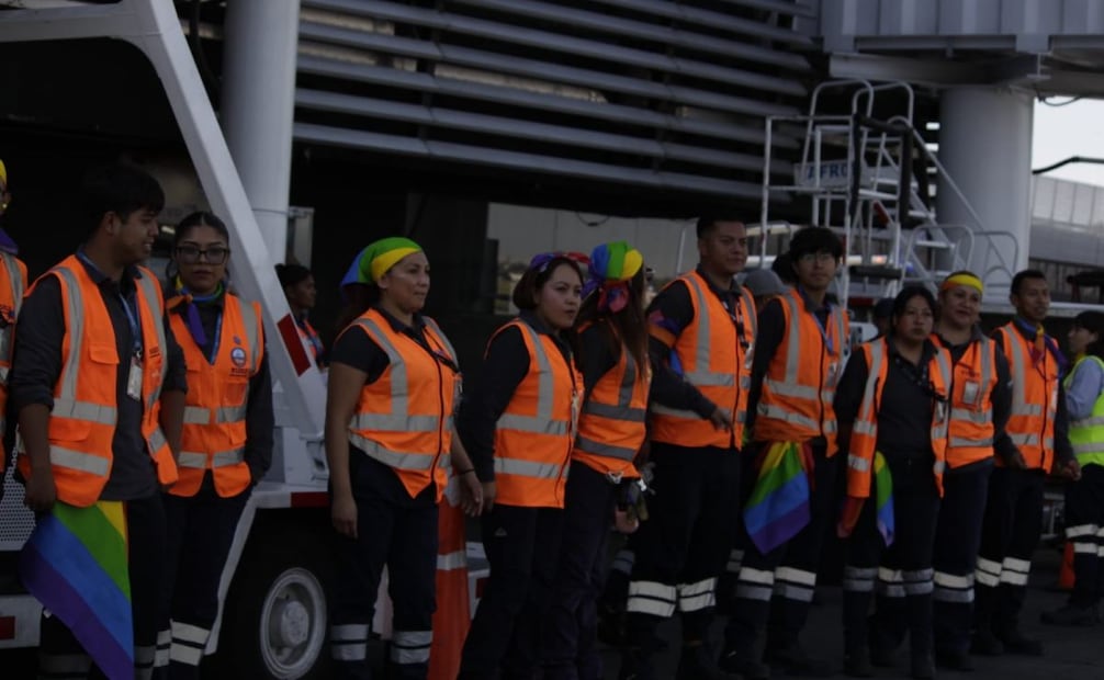 Este 17 de mayo, aterrizó en el Aeropuerto Internacional de la Ciudad de México un "vuelo arcoíris" proveniente de París, Francia. Foto: Especial