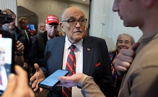 Rudy Giuliani es hospitalizado en estado crítico; portavoz informa que permanece estable