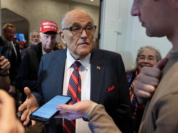 Trump indulta a Rudy Giuliani y otros acusados de intentar revertir las elecciones de 2020