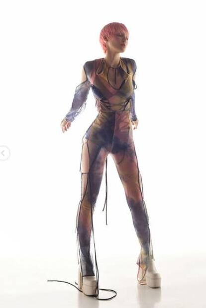 Belinda y Cazzu sorprenden con el mismo look: cabello corto y rosa