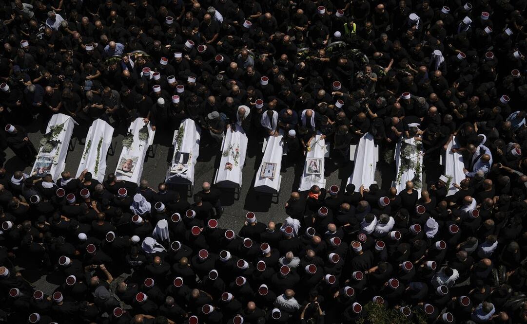 Dolientes rodean los cuerpos de algunos de los 12 niños y adolescentes asesinados en un ataque de cohete contra un campo de fútbol en la localidad de Majdal Shams. Foto: AP