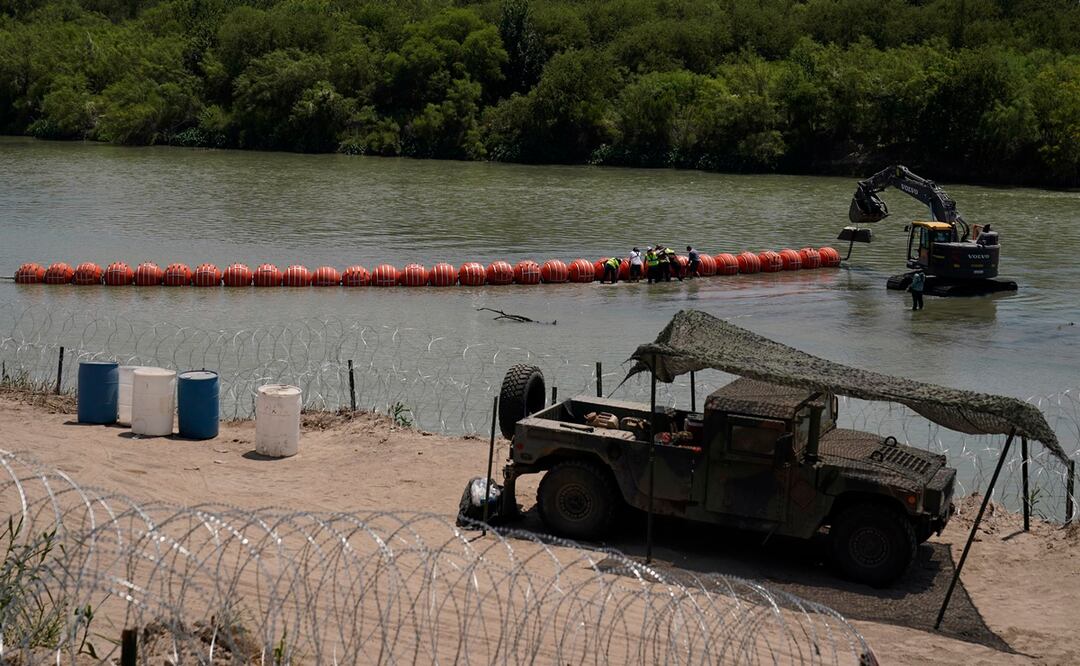 Los trabajadores ensamblan grandes boyas para usarlas como barrera fronteriza a lo largo de las orillas del Río Grande en Eagle Pass, Texas. Foto: AP