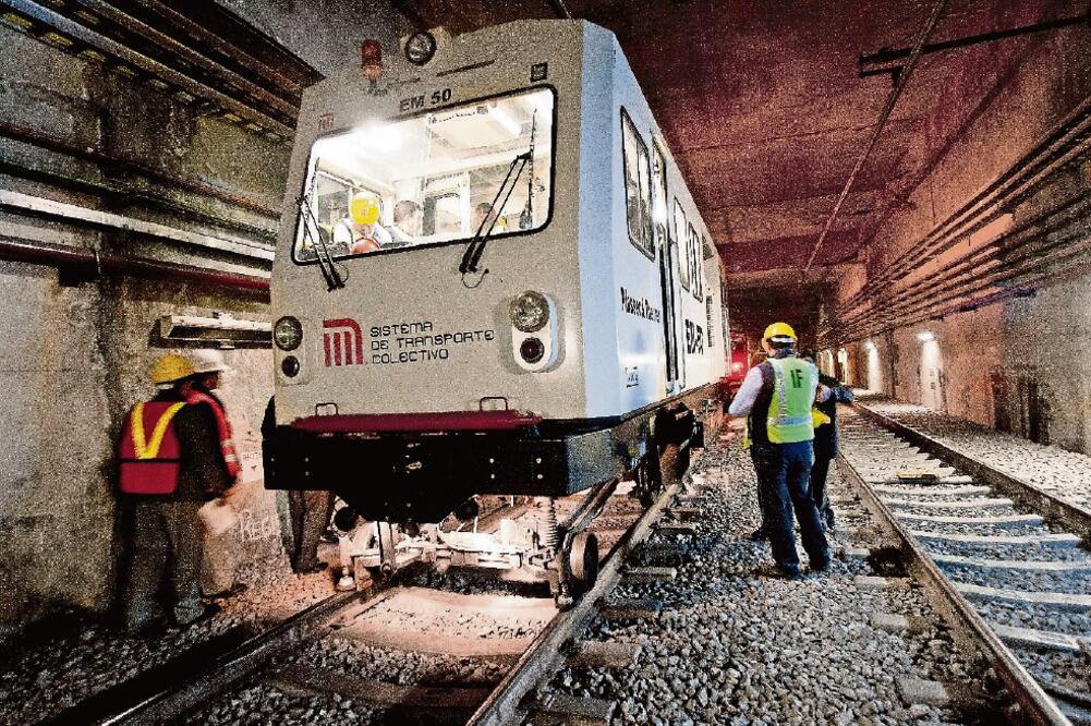 El tramo subterráneo de la Línea Dorada, que no ha dejado de brindar servicio, presenta problemas como filtraciones de agua y piezas rotas (ARCHIVO EL UNIVERSAL)