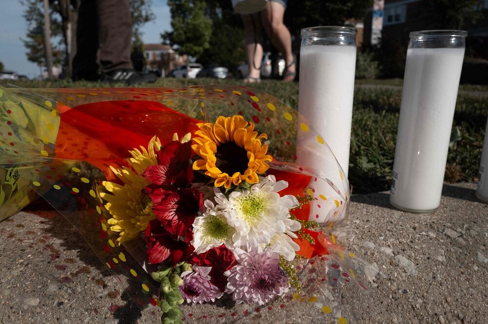 Flores y velas se encuentran a lo largo de la carretera, en un pequeño monumento cerca del lugar donde Silverio Villegas-González fue asesinado por agentes del ICE el 12 de septiembre de 2025 en Franklin Park, Illinois. Foto: AFP