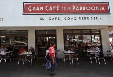 SAT clausura sucursal del Café La Parroquia en Boca del Río, Veracruz