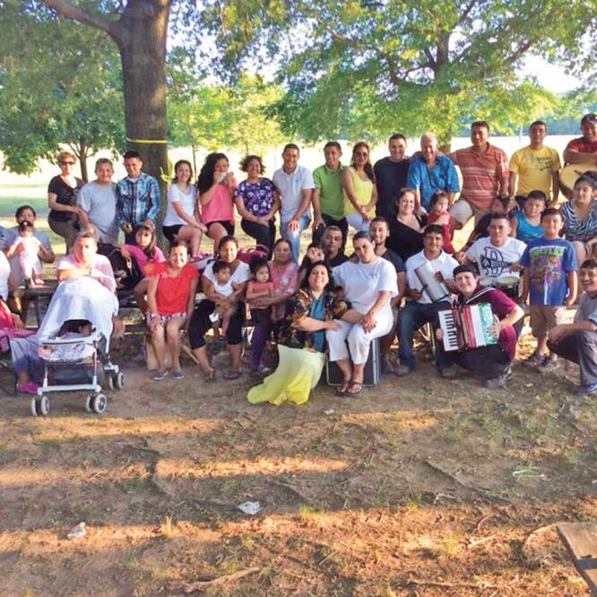 Daisy, oriunda de Chiapas, rodeada de familiares y amigos. La mujer afirma que tras las redadas en Mississippi, ella y su esposo, que viven Nueva York, están viendo si sus compadres cuidan a sus hijos. CORTESÍA DE DAISY