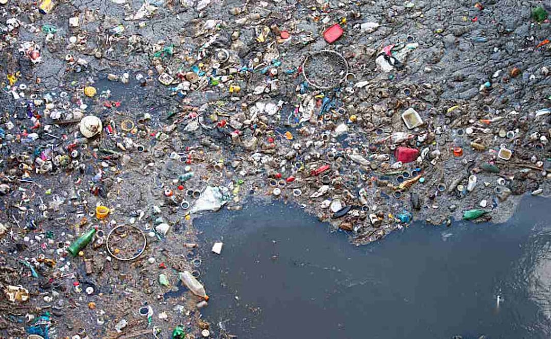 Los riesgos de la contaminación plástica impactan de forma desproporcionada en poblaciones vulnerables, como trabajadores expuestos en su trabajo, niños, mano de obra en el sector informal y comunidades próximas a lugares de extracción, producción y desechado. Foto: iStock