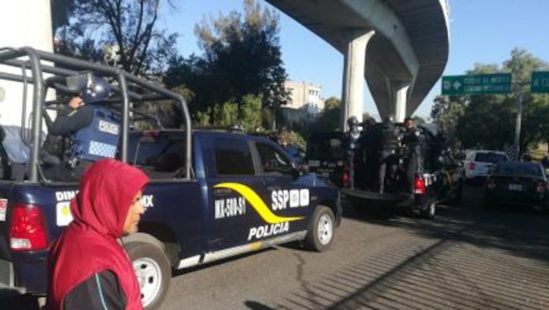 Policías impiden entrada de maestros en salidas a Cuernavaca, Puebla y Toluca