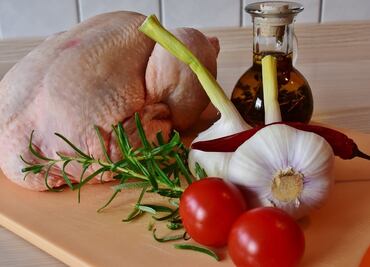 Esta es la razón por la que no debería lavarse el pollo antes de cocinarlo