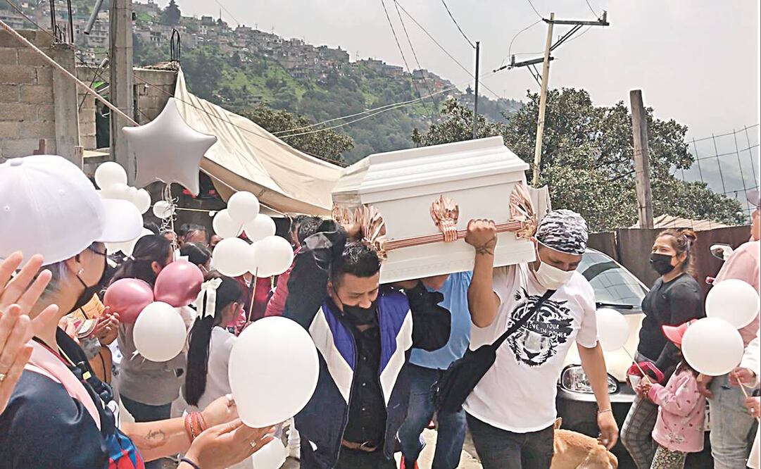 La comunidad del barrio Chivato acompañó el ataúd de Lupita hasta el panteón de San Francisco Chimalpa. A su paso quemaron cohetes y portaron globos blancos para despedir a la niña. Foto: Rebeca Jiménez/EL UNIVERSAL