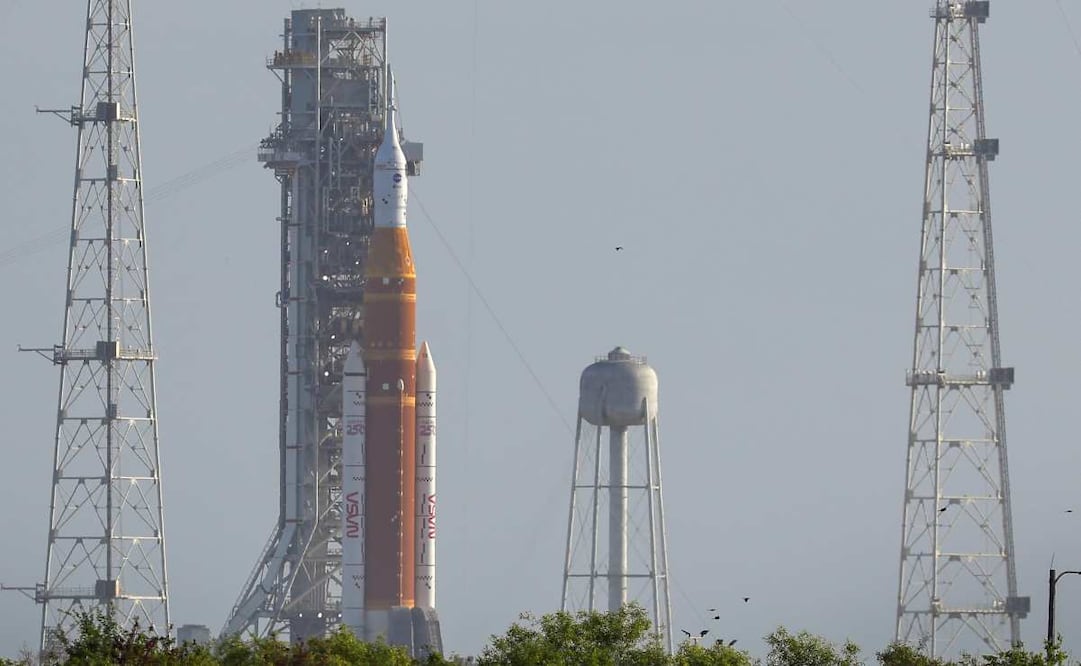 El cohete Space Launch System (SLS) con una cápsula Orion, parte de la misión Artemis II, está acoplado a la plataforma de lanzamiento 39B del Centro Espacial Kennedy en Titusville, Florida, EE. UU., el 1 de abril de 2026. El lanzamiento de la misión Artemis II está programado para el 1 de abril de 2026. Según la NASA, Artemis II realizará un sobrevuelo lunar tripulado, la segunda misión del programa Artemis de la NASA. Será la primera misión humana más allá de la órbita terrestre baja desde 1972 y está diseñada para probar los sistemas de la nave espacial en preparación para futuros alunizajes. La tripulación está compuesta por el comandante Reid Wiseman, el piloto Victor Glover y los especialistas de misión Christina Koch y Jeremy Hansen. Foto: EFE