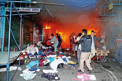 Fuego consume 60 puestos en el Mercado de Tacuba